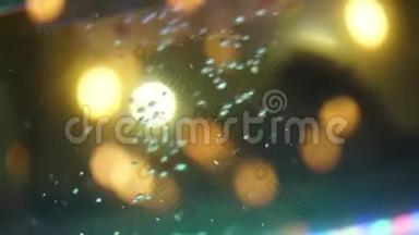在bokeh灯背景下水族馆的气泡。 框架。 在水族馆的背景下，特写气泡上升